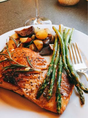 Grilled Salmon with Asparagus